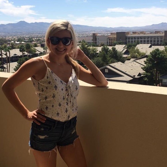 Meet your Posher, Mariah - Picture 2 of 3